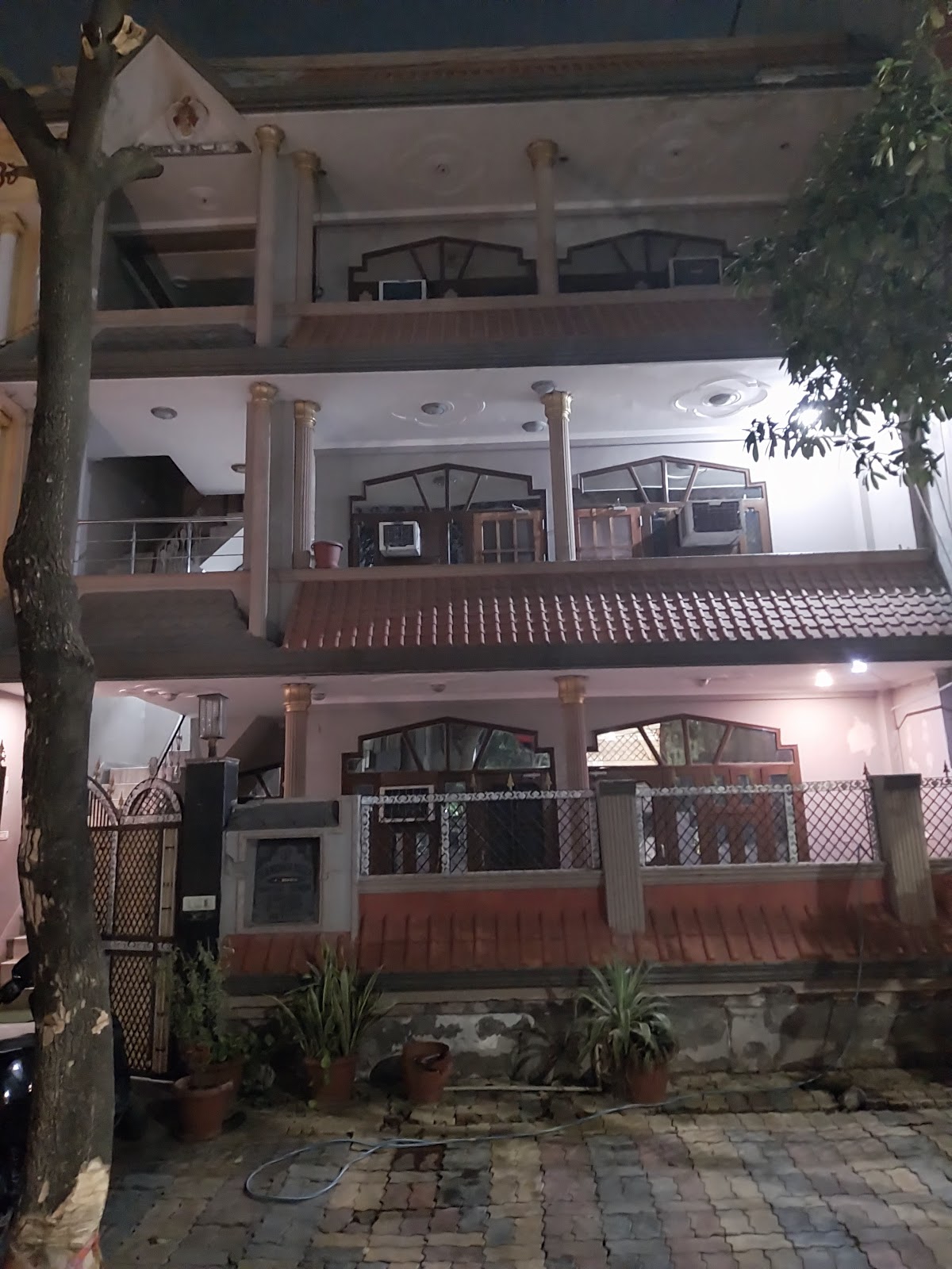 Zokr Frontier PG Near Pari Chowk