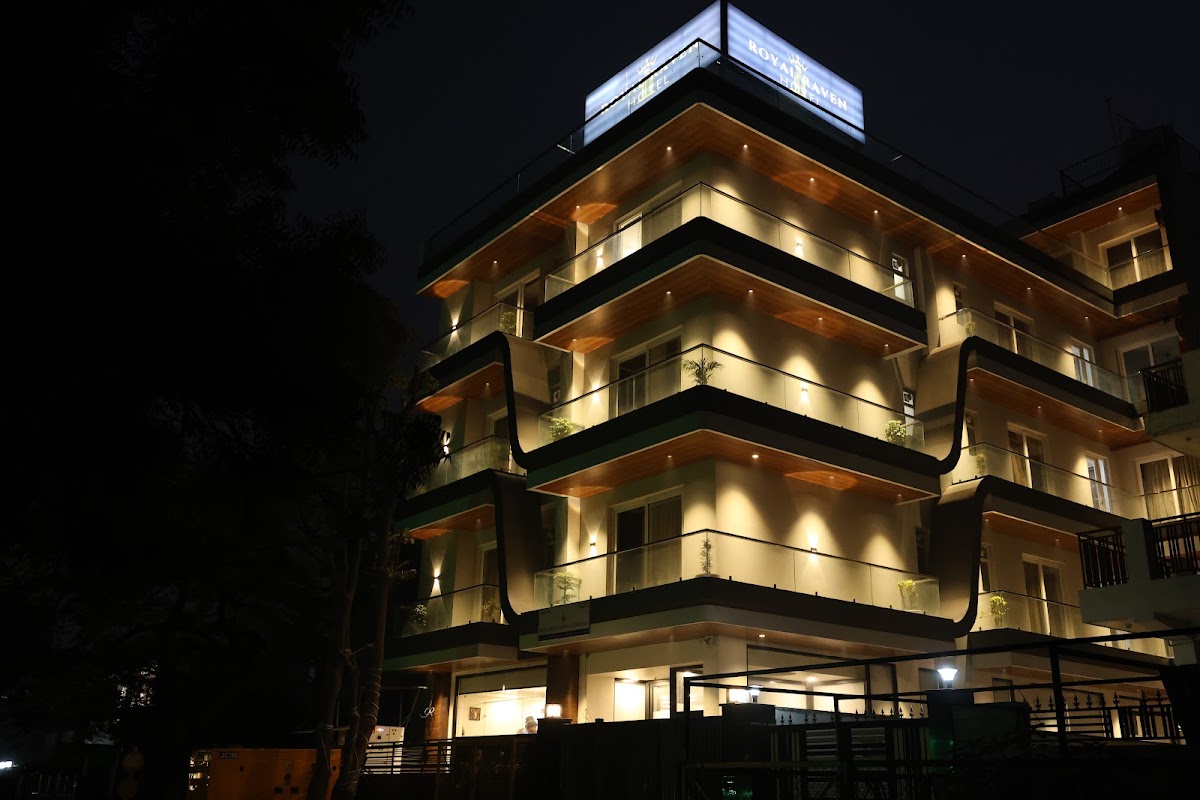 Royal Raven Hotel